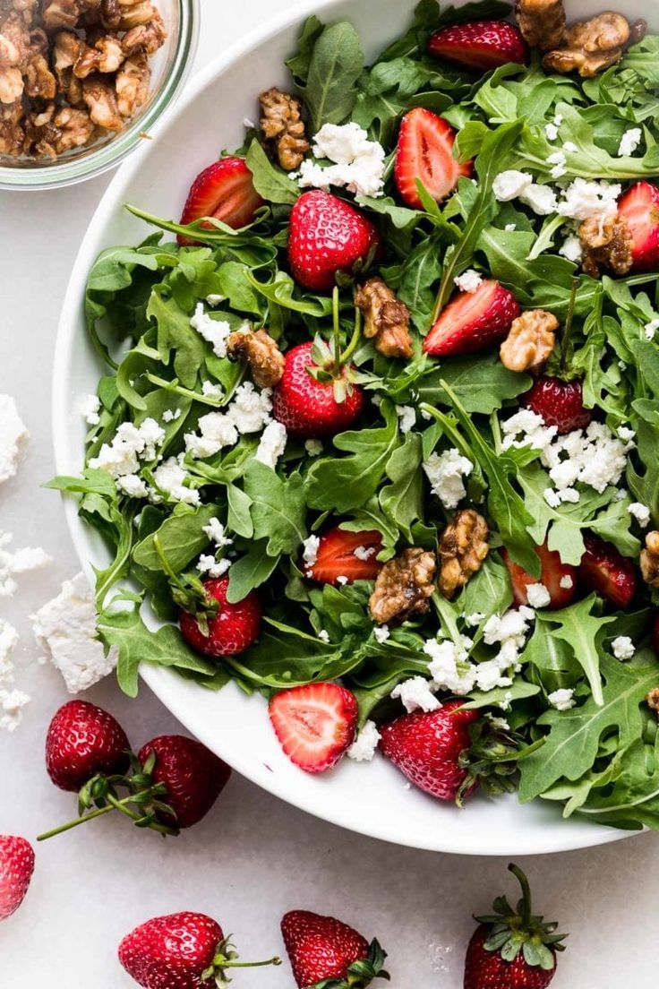 Ensalada de fresas, queso y rúcula
